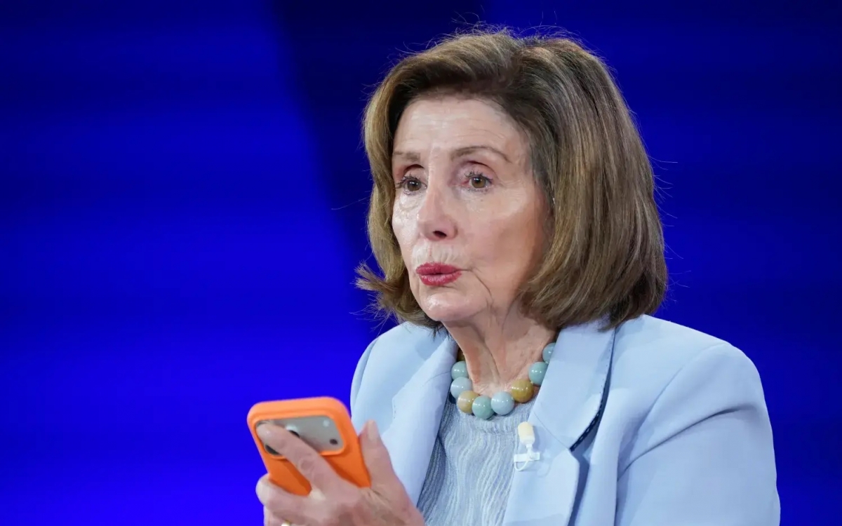 Nữ nghị sĩ Mỹ Pelosi quát “ngậm miệng lại” với phóng viên trên bậc thềm Quốc hội